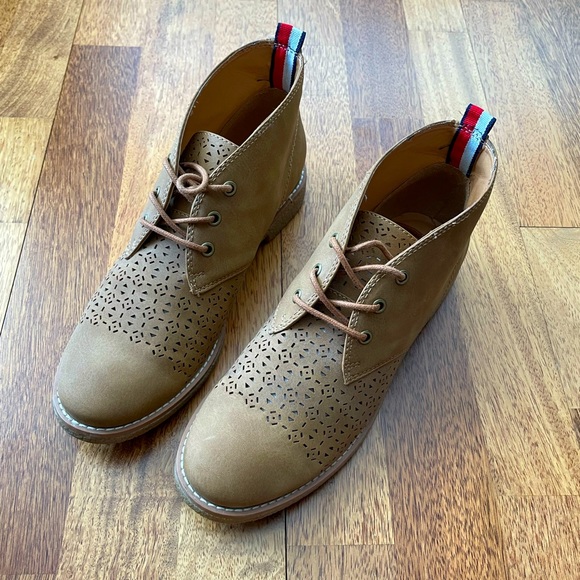 Tommy Hilfiger Bena 2 ankle boots with laser cut out detail - Picture 2 of 4